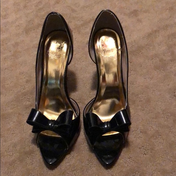 Patent black bow heels. Only worn twice. 4in. heel - Picture 1 of 3